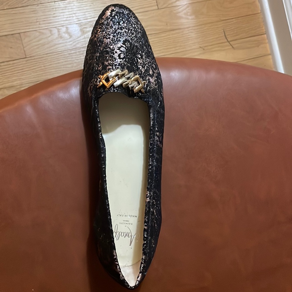 Amalfi by Rangoni beautiful Italian flats, size 12 never been worn.
